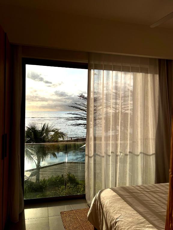 Postel nebo postele na pokoji v ubytování Beachfront Apartment Ocean Point