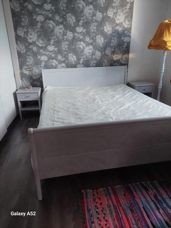 una camera con letto e carta da parati floreale di Mia Pálava a Mikulov