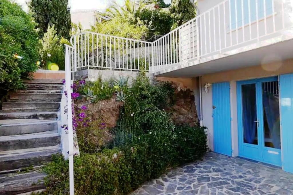 Un escalier mène à une maison avec une porte bleue. dans l'établissement Duplex La maison bleue, à Collioure