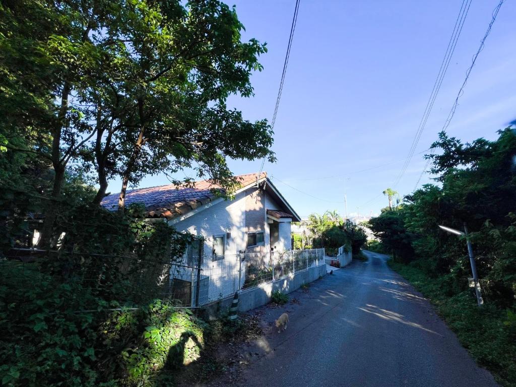 une maison au bord d'une route dans l'établissement Asagoya Okinawa Resort - Vacation STAY 67103v, à Urasaki