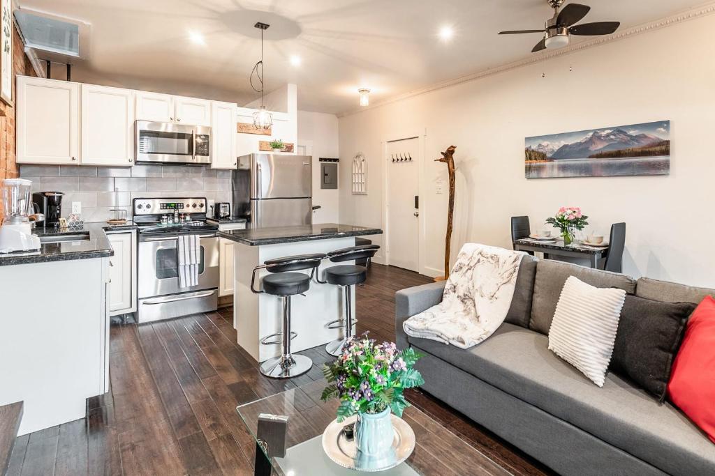 Η κουζίνα ή μικρή κουζίνα στο Cozy 1BR Condo on James Street North