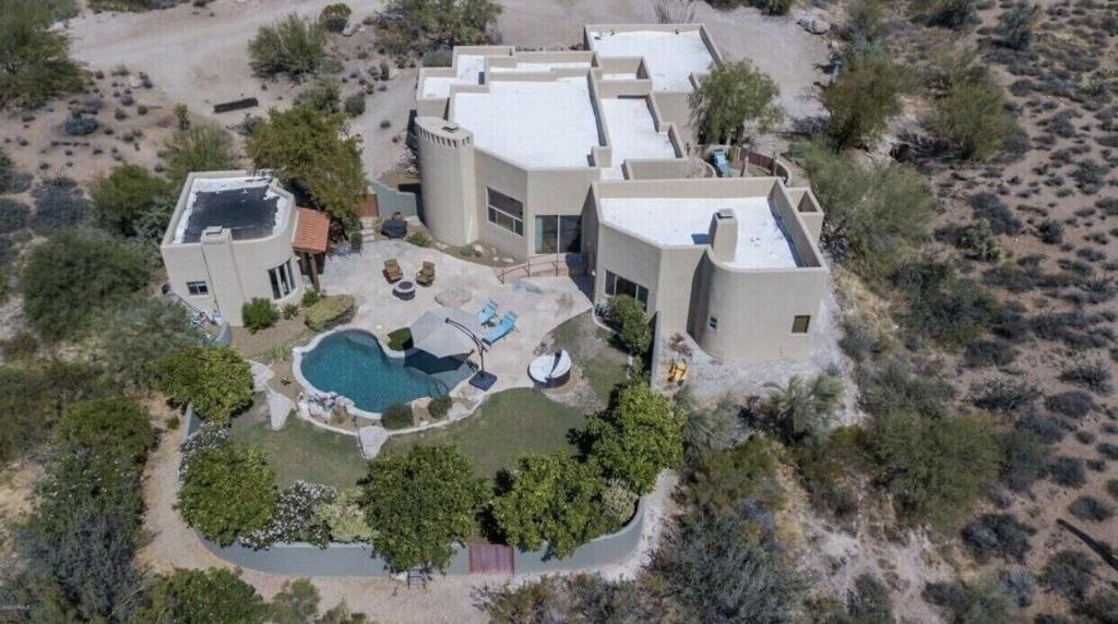 eine Draufsicht auf ein Haus mit Swimmingpool in der Unterkunft Casa Carefree home in Carefree