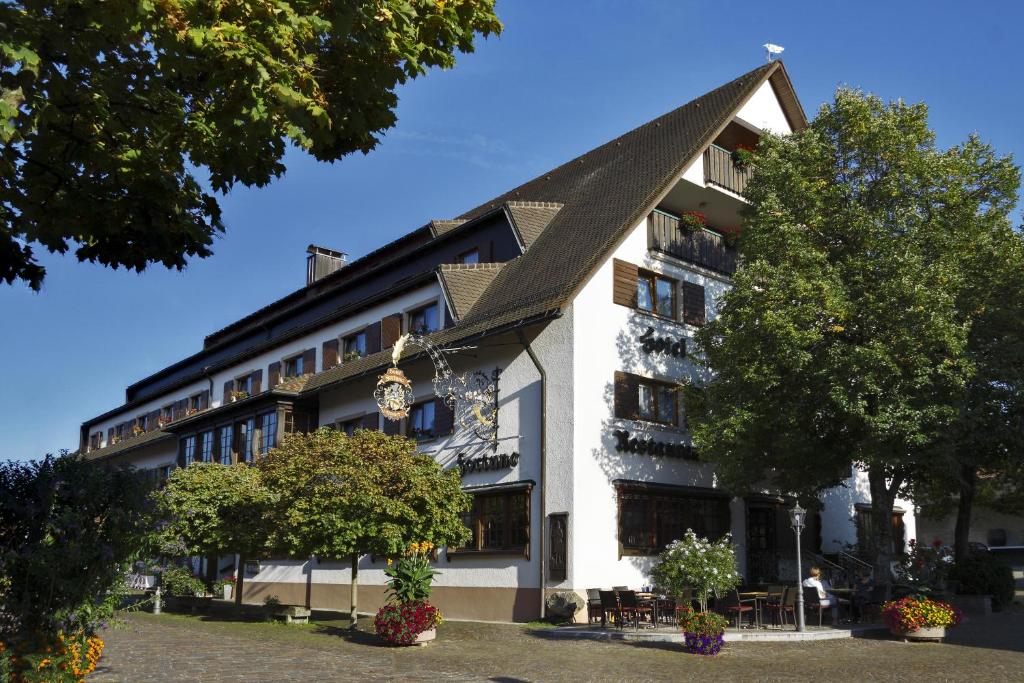 un bâtiment avec un toit pointu et des arbres devant lui dans l'établissement Hotel Fortuna, à Kirchzarten