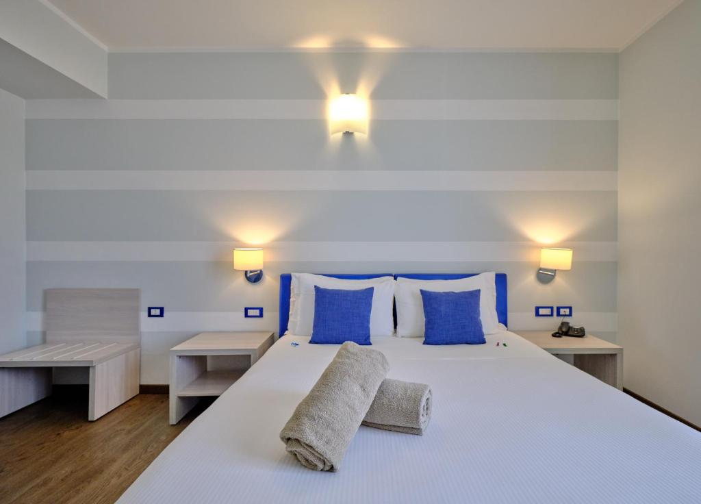 Postel nebo postele na pokoji v ubytování Hotel Eden Garda