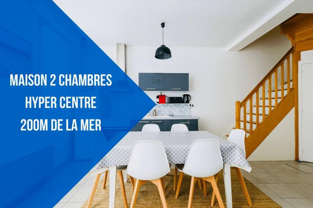 une salle à manger avec une table et des chaises blanches dans l'établissement Maison HyperCentre Les bons plans de Manu et Capu, à Dinard