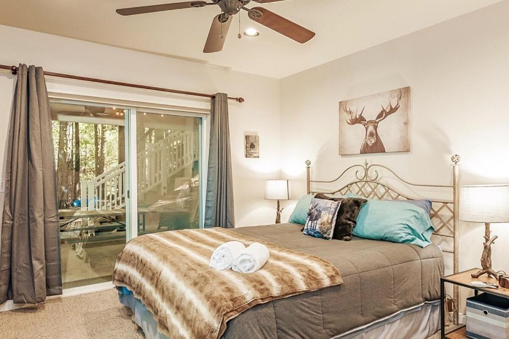 Postel nebo postele na pokoji v ubytování Cabin At The Creek Family Fun Starts Here!