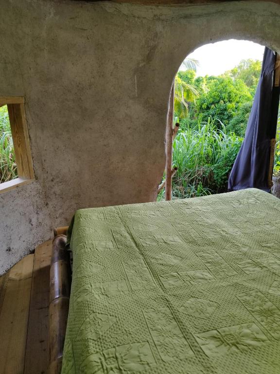 Postel nebo postele na pokoji v ubytování Tikazalou Eco Hostel