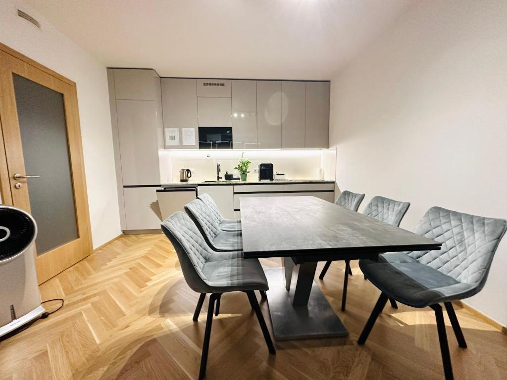 Kuchyň nebo kuchyňský kout v ubytování Smichov city Apartments