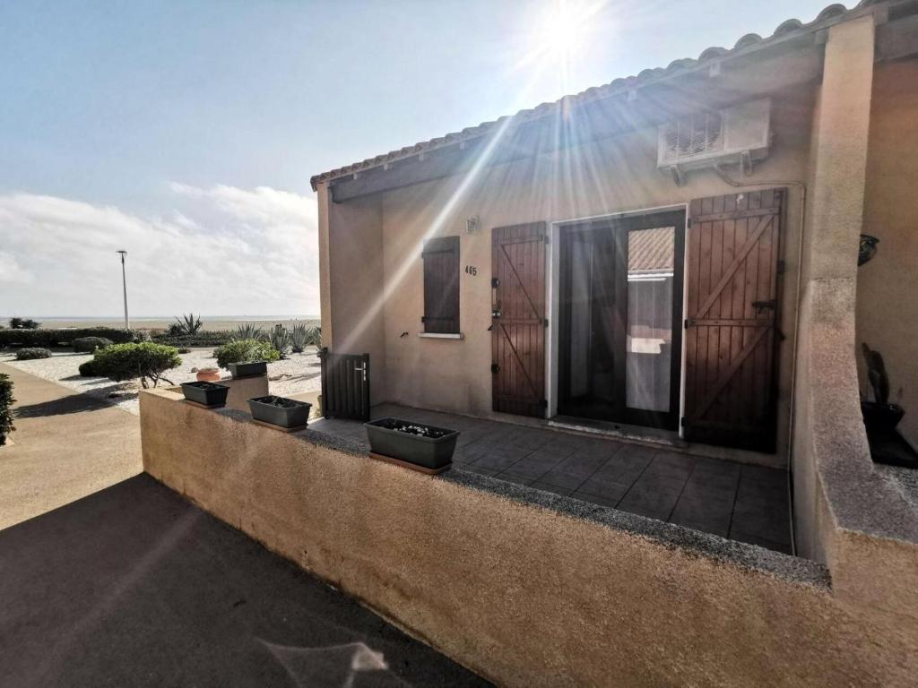 un bâtiment avec quatre casseroles sur son côté dans l'établissement Résidence Grande Bleue - VILLA T2 MEZZANINE 6 couchages PORT LEUCATE MAE-2791, à Leucate