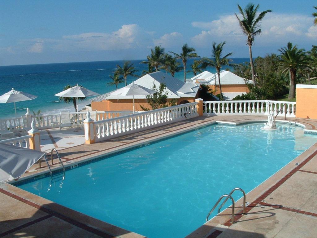 Bazén v ubytování Coco Reef Bermuda nebo v jeho okolí