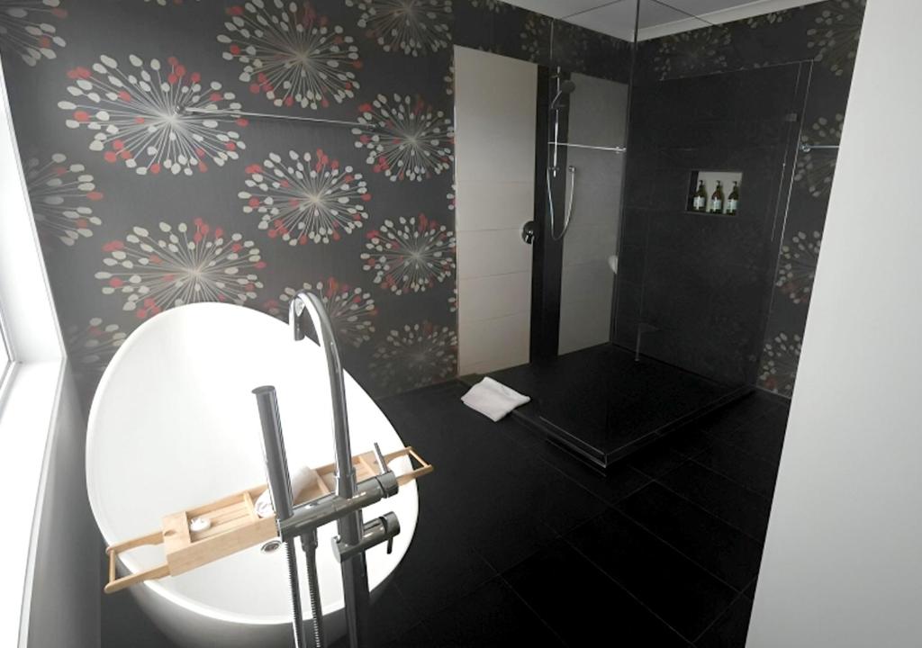 A bathroom at Tongariro Suites