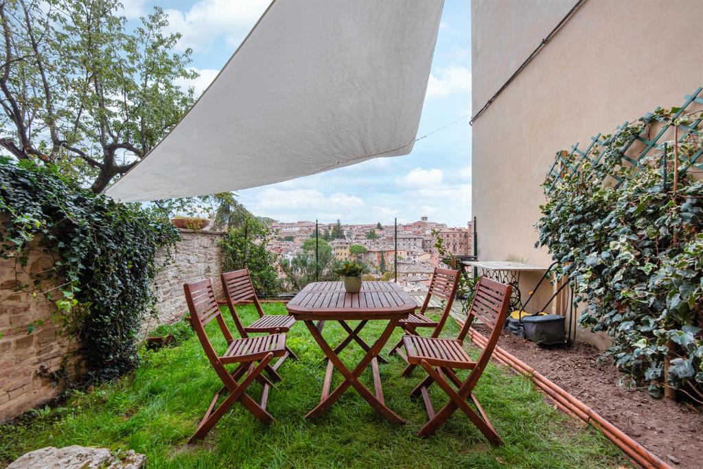O grădină în afara Casa Etrusca - Con Giardino e Vista - ItalyWeGo