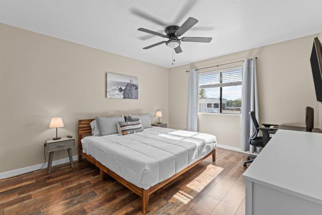 Ένα ή περισσότερα κρεβάτια σε δωμάτιο στο Snug 2br Condo W Pool, Patio, Wd Near Old Town