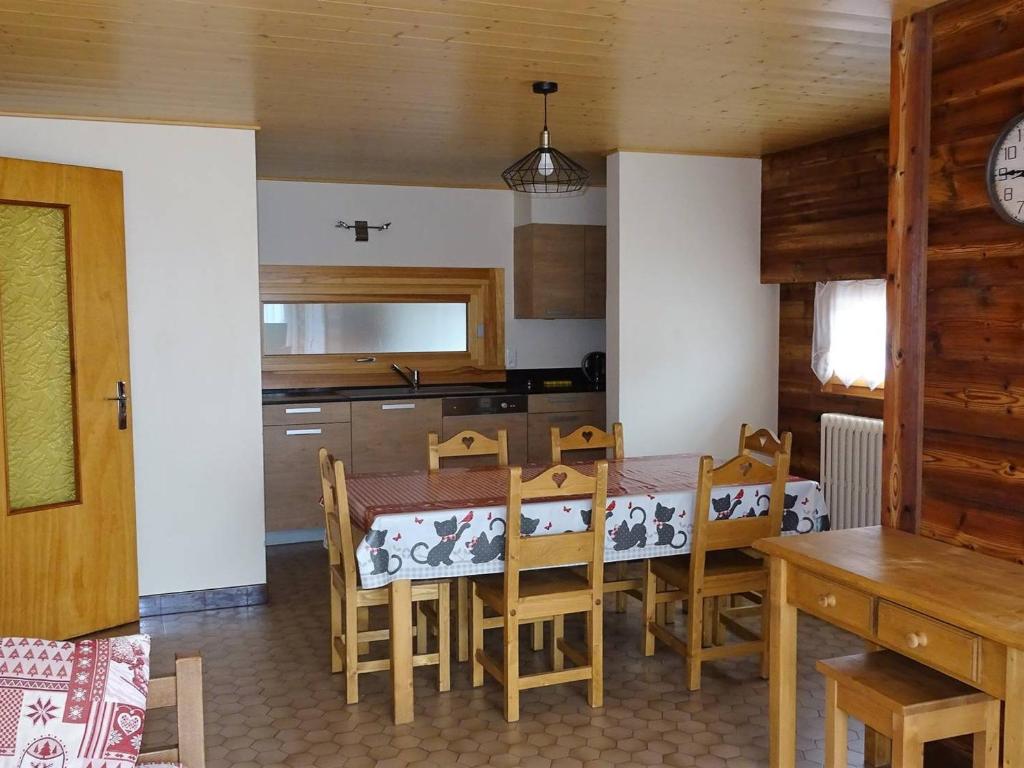 une cuisine et une salle à manger avec une table et des chaises dans l'établissement Les Gets: Spacieux 3 Pièces 7 Pers, Lumineux avec Balcon, Parking, WIFI, Proche Commerces et ESF - FR-1-802-8, aux Gets