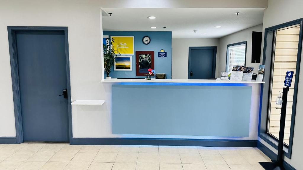 Lobi atau kawasan kaunter penerimaan di Days Inn & Suites by Wyndham Wynne