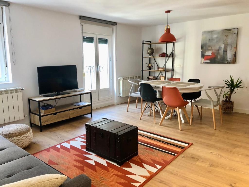 Μια τηλεόραση ή/και κέντρο ψυχαγωγίας στο Atuaire Home Visita Museo de la Evolución Humana en Burgos PARKING INCLUIDO