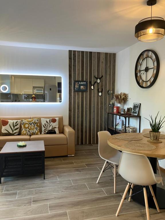 un salon avec un canapé et une table dans l'établissement Villa vue mer luxury au coeur de Porto Vecchio, à Porto-Vecchio