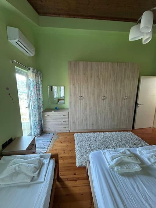 Postel nebo postele na pokoji v ubytování Private Hillside Villa near TEG Full Privacy