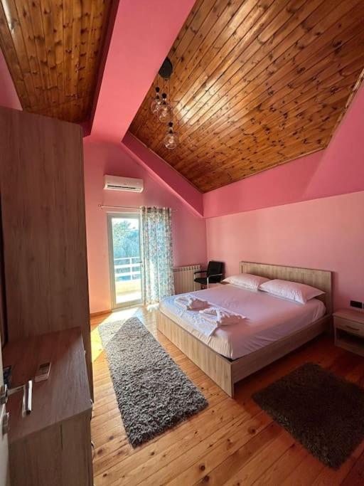 Postel nebo postele na pokoji v ubytování Private Hillside Villa near TEG Full Privacy
