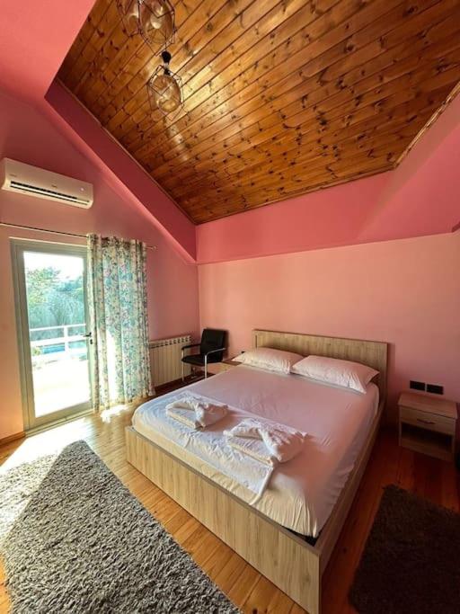 Postel nebo postele na pokoji v ubytování Private Hillside Villa near TEG Full Privacy