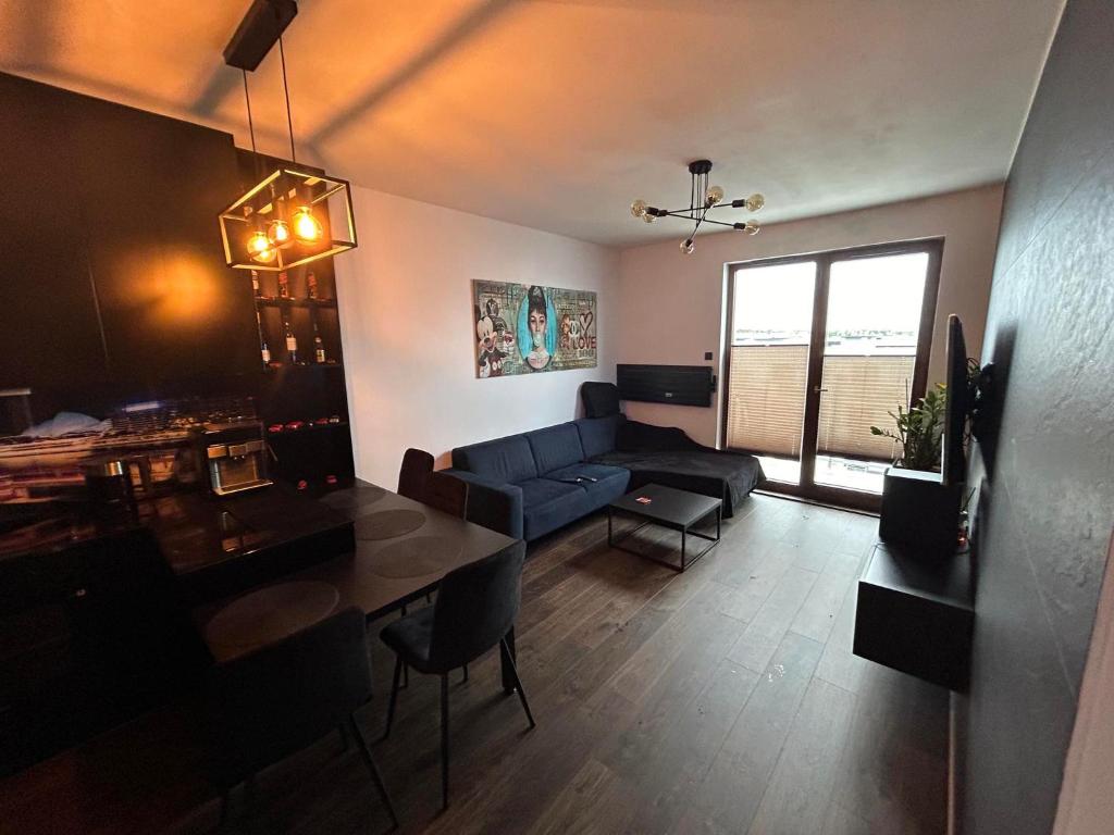 een woonkamer met een bank en een tafel bij Lawenda in Gdańsk