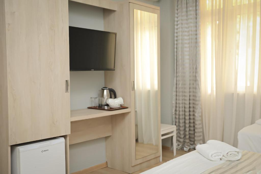 Postel nebo postele na pokoji v ubytování Hotel Martini Kvariati