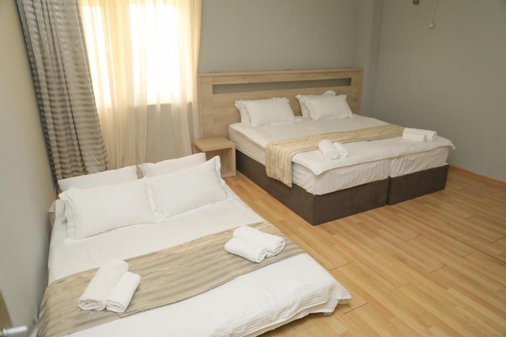 Postel nebo postele na pokoji v ubytování Hotel Martini Kvariati