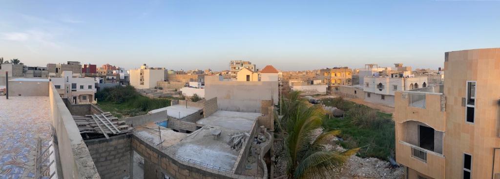 eine Luftaufnahme einer Stadt mit Gebäuden in der Unterkunft Belle maison familiale spacieuse à Dakar Sénégal HOME TERANGA in Dakar
