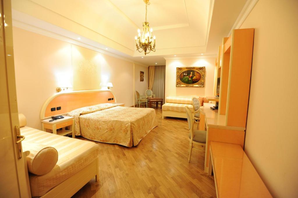 Postel nebo postele na pokoji v ubytování LH Hotel Domus Caesari