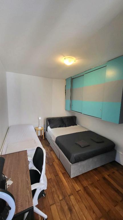 une chambre avec un lit, un bureau et une table dans l'établissement Olympic Parc La Villette PARIS 19 Cosy Studio, à Paris