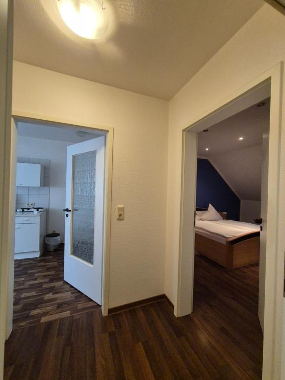 Postel nebo postele na pokoji v ubytování Hotel am Schenkelberg