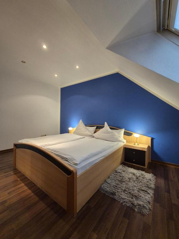 Postel nebo postele na pokoji v ubytování Hotel am Schenkelberg