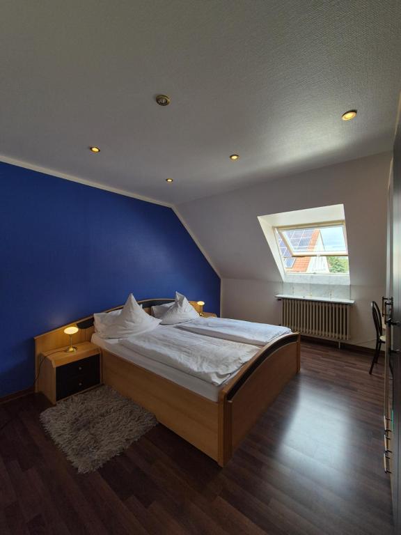 Postel nebo postele na pokoji v ubytování Hotel am Schenkelberg