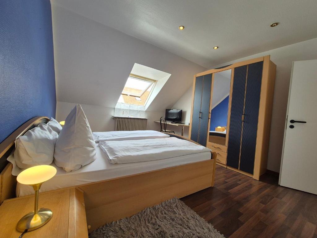 Postel nebo postele na pokoji v ubytování Hotel am Schenkelberg