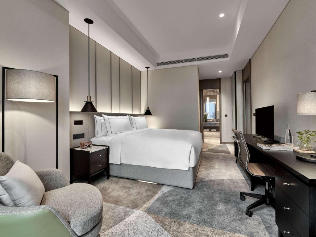 Postel nebo postele na pokoji v ubytování 25hours Hotel Jakarta The Oddbird