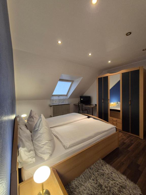Postel nebo postele na pokoji v ubytování Hotel am Schenkelberg
