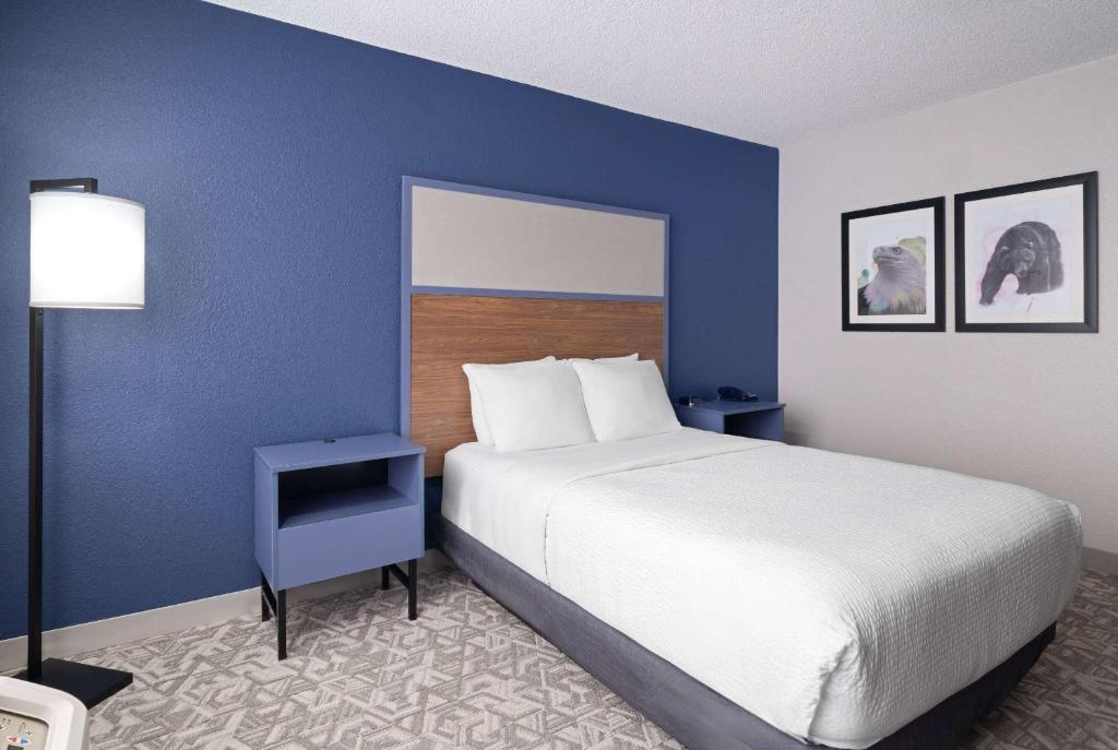 Postel nebo postele na pokoji v ubytování AmericInn by Wyndham Casper Event Center Area