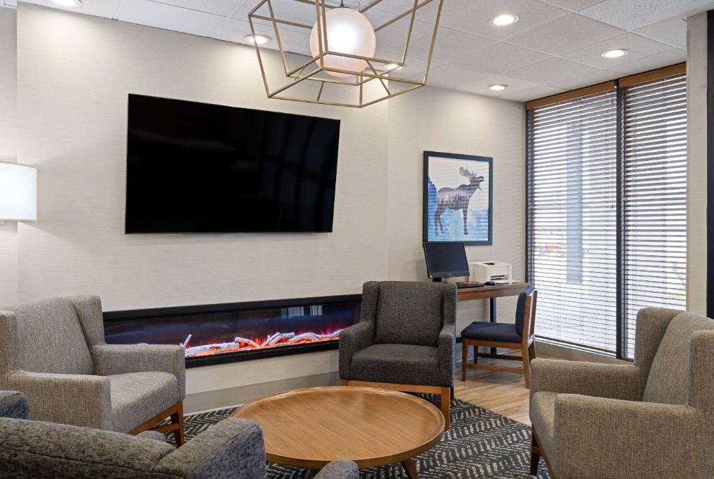 TV a/nebo společenská místnost v ubytování AmericInn by Wyndham Casper Event Center Area