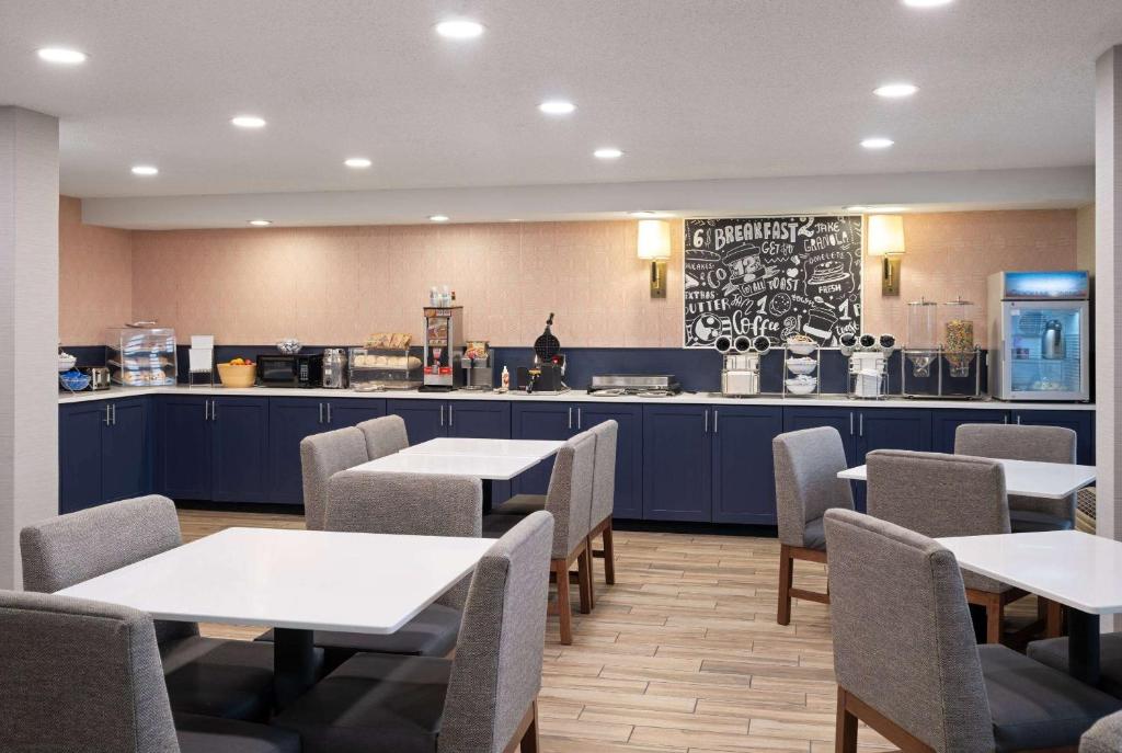 Lounge nebo bar v ubytování AmericInn by Wyndham Casper Event Center Area
