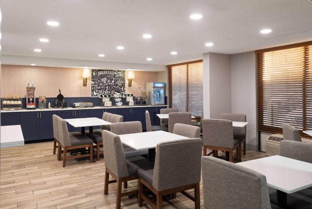 Restaurace v ubytování AmericInn by Wyndham Casper Event Center Area