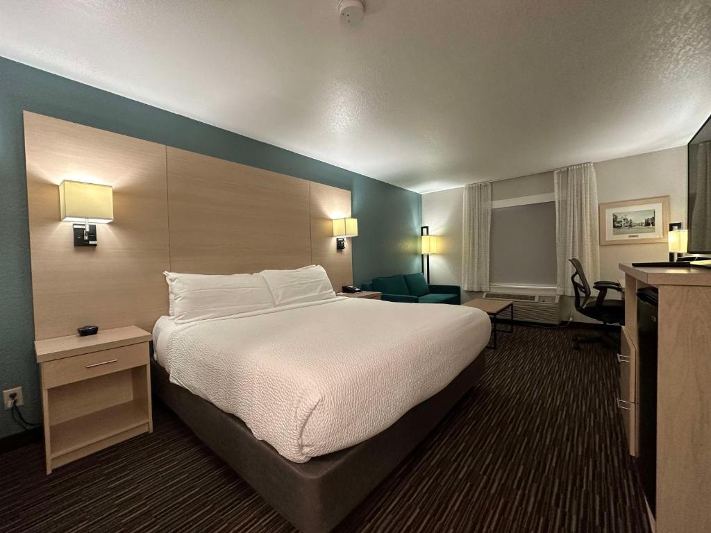 Ένα ή περισσότερα κρεβάτια σε δωμάτιο στο Best Western Watertown