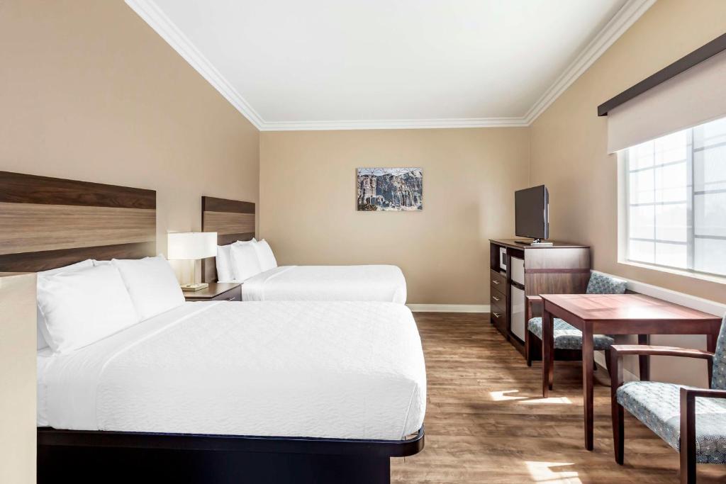 Best Western China Lake Inn photo