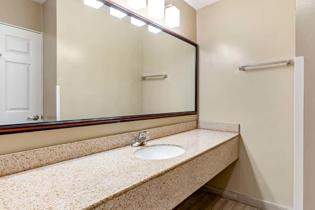 Best Western China Lake Inn photo