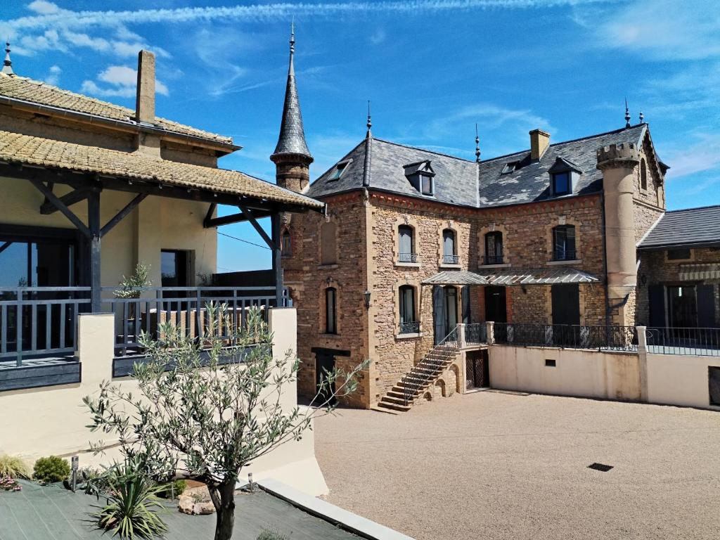Le petit Château de Sathonat - Horizon Paradis, Saint-Amour-Bellevue ...