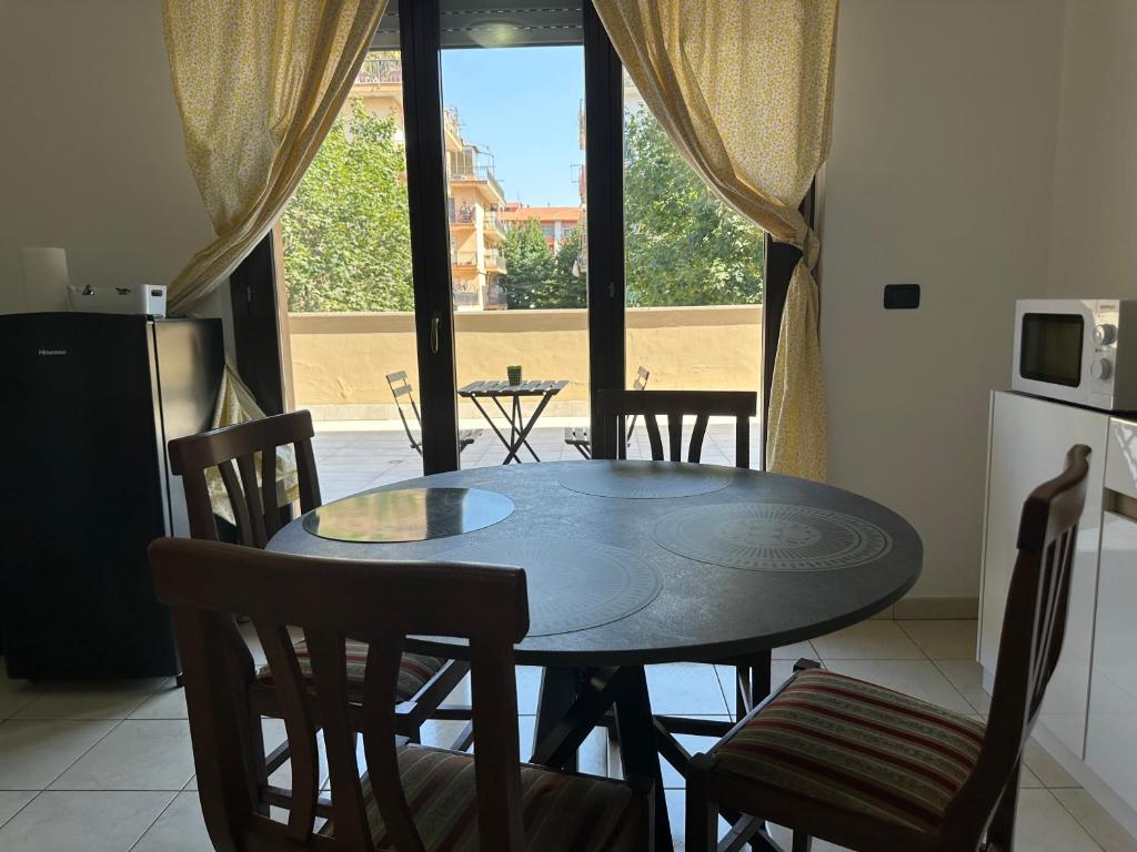 een eettafel en stoelen in een keuken met een raam bij Claudio appartamento Pescara in Pescara