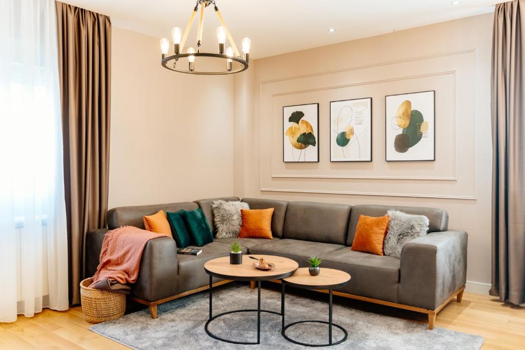 コラシンにあるZafiro M&S Lux Apartmentのソファとテーブル2つがあるリビングルーム