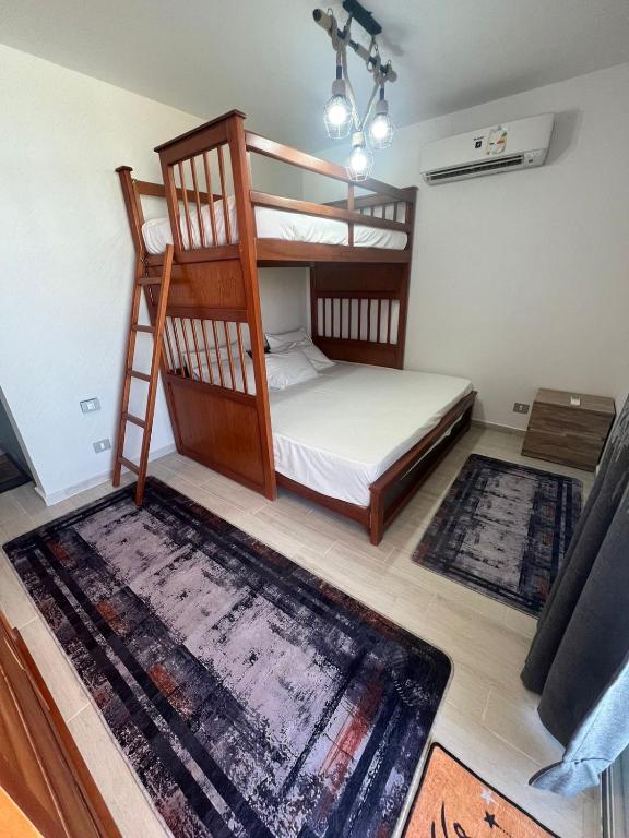 Postel nebo postele na pokoji v ubytování Chalet in Fouka bay for rent