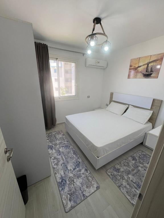 Postel nebo postele na pokoji v ubytování Chalet in Fouka bay for rent