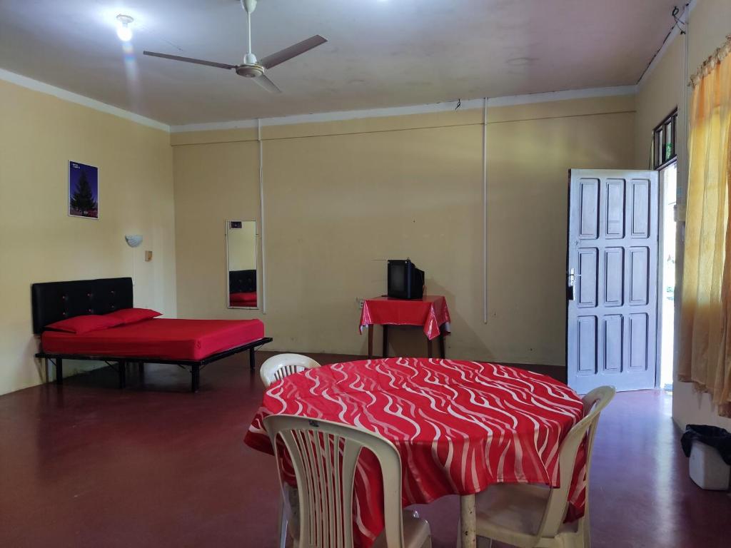 a room with a table and a bed and a red blanket at Hotel Eco Tours Tariquia in Bermejo