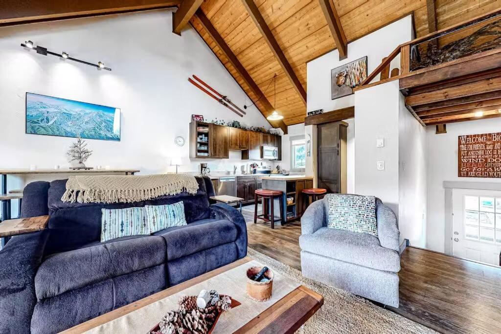 una sala de estar con un sofá y una silla en Cozy Condo Scenic Balcony Adjacent Golf Course, en Big Sky